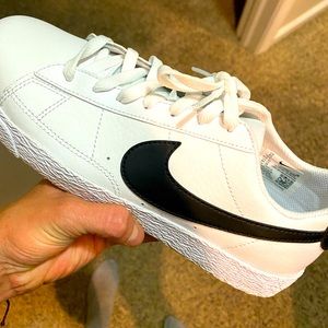 Nike kids blazers low worn once